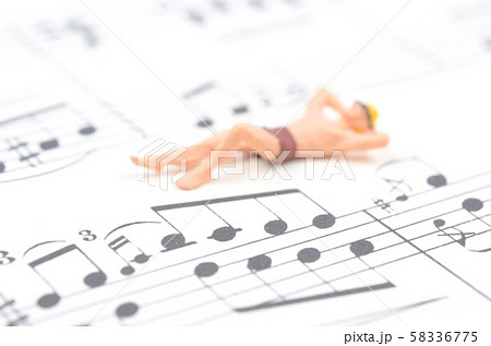 楽譜と人物 楽譜と人物 58336775