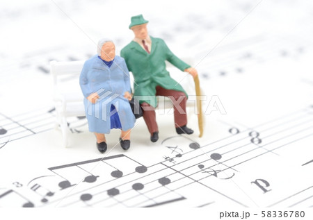 楽譜と老夫婦 楽譜と老夫婦 58336780
