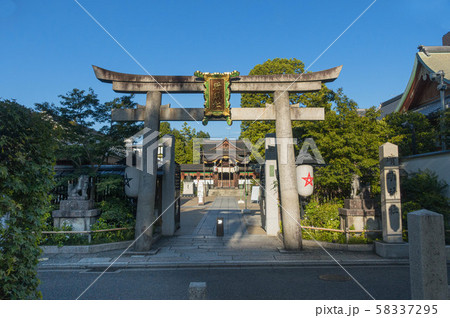 京都、晴明神社の二の鳥居から見える本殿と境内の風景です 京都、晴明神社の二の鳥居から見える本殿と境内の風景です 58337295