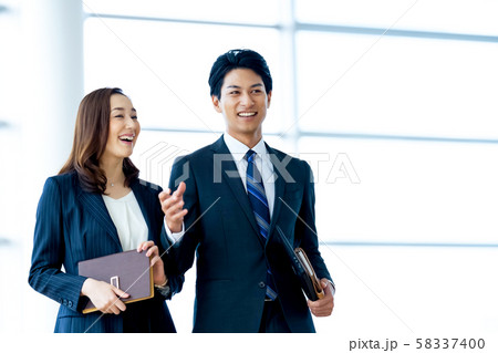 ビジネスイメージ　男性社員　女性社員　 58337400