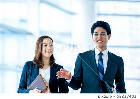 ビジネスイメージ　男性社員　女性社員　 58337403