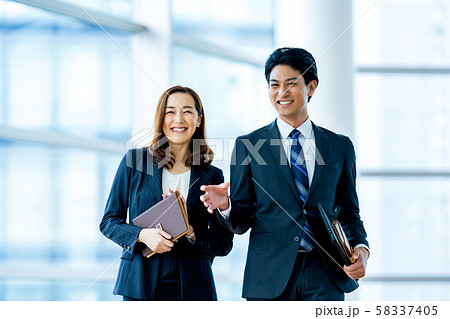 ビジネスイメージ　男性社員　女性社員　 58337405