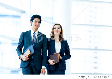 ビジネスイメージ　男性社員　女性社員　 58337407