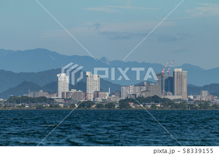 大津市から見る琵琶湖対岸の湖南方面の景観 58339155