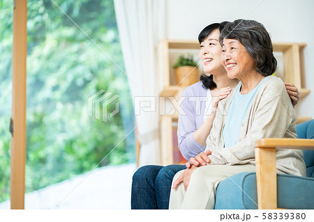親子 母子 シニア女性 ミドル女性 2人 親子 母子 シニア女性 ミドル女性 2人 58339380