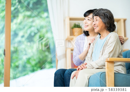 親子 母子 シニア女性 ミドル女性 2人 親子 母子 シニア女性 ミドル女性 2人 58339381