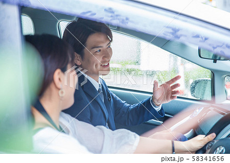 運転する若い女性 運転する若い女性 58341656