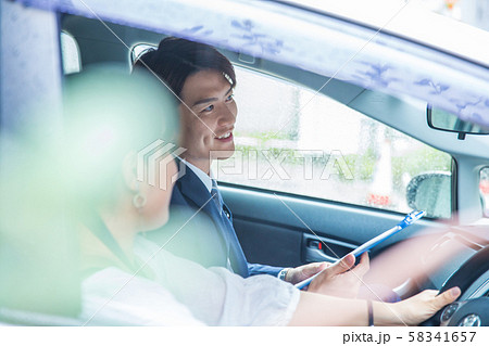 運転する若い女性 58341657
