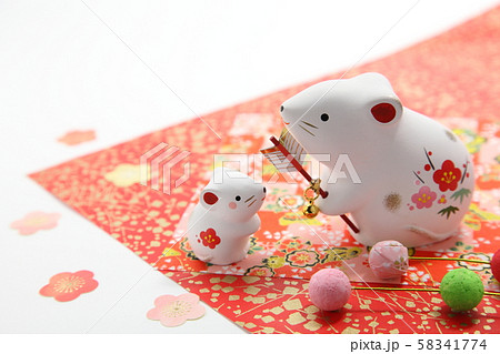 子年　年賀素材　破魔矢　親子　白バック　横 58341774