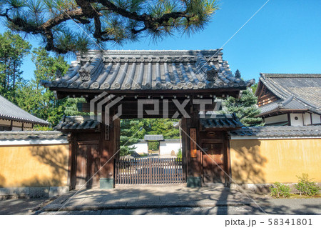 京都、相国寺の境内にある大光明寺の門と風景 58341801