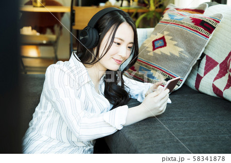 女性　スマホ　新生活　リビング　若い女性　ライフスタイル 58341878