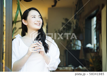 女性　朝　新生活　若い女性　ライフスタイル 58341985