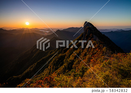 《愛媛県 石鎚山》 日本百名山 紅葉の石鎚山山頂からの日の出 《愛媛県 石鎚山》 日本百名山 紅葉の石鎚山山頂からの日の出 58342832