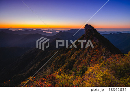 《愛媛県 石鎚山》 日本百名山 紅葉の石鎚山山頂からの朝焼け 《愛媛県 石鎚山》 日本百名山 紅葉の石鎚山山頂からの朝焼け 58342835
