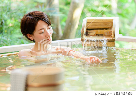 温泉 露天風呂 入浴 ミドル女性 旅行イメージ  58343439