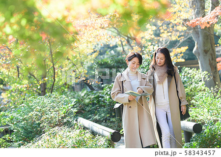 旅行 秋 紅葉 母娘 親子 家族旅行イメージ 58343457