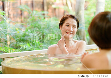 温泉 露天風呂 女子旅 旅館 旅行 観光イメージ の写真素材