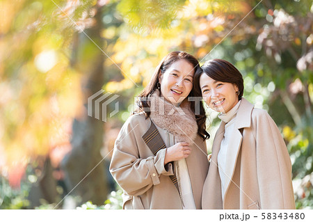 旅行 女性 秋 紅葉 母娘 親子 家族 観光イメージ 58343480
