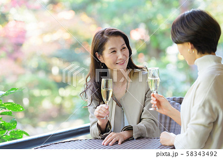 旅行 女性 レストラン 秋 観光イメージ 旅行 女性 レストラン 秋 観光イメージ 58343492