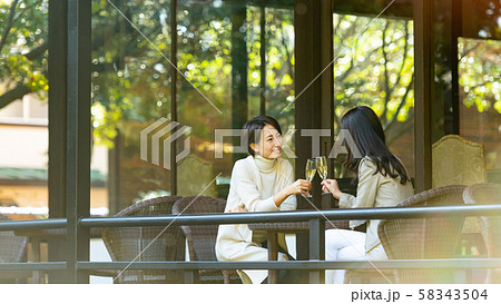 旅行 女性 秋 紅葉 観光イメージ 58343504