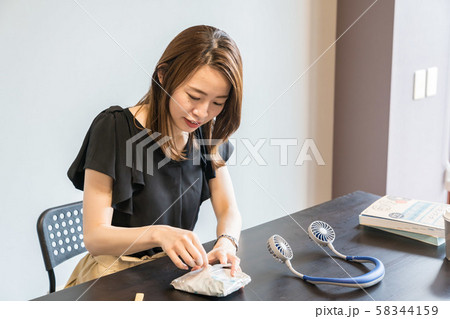 汗ふきシートを使う女性 汗ふきシートを使う女性 58344159