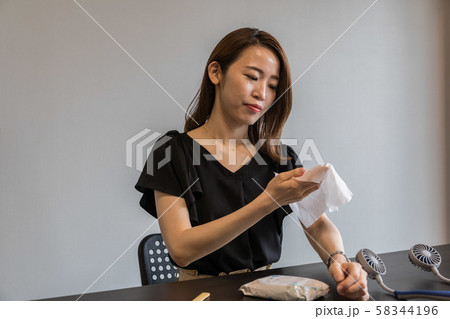 汗ふきシートを使う女性 58344196