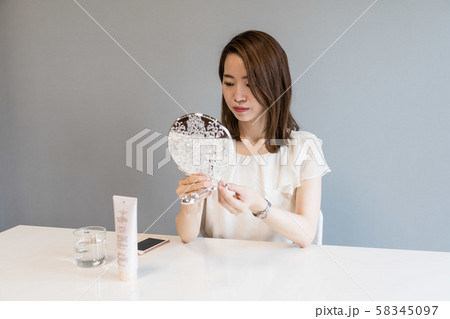 メイクを落とす若い女性 58345097