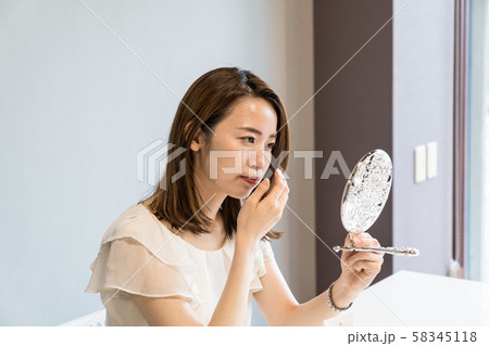 メイクを落とす若い女性 メイクを落とす若い女性 58345118