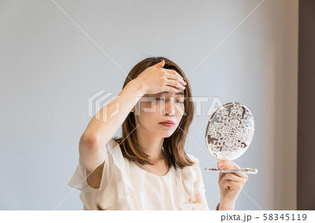 メイクを落とす若い女性 58345119
