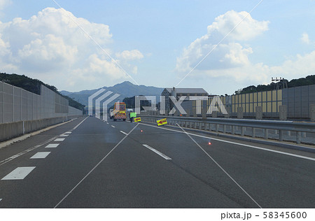 神戸淡路鳴門自動車道上り線、南あわじ市榎列付近の高速道路作業車 神戸淡路鳴門自動車道上り線、南あわじ市榎列付近の高速道路作業車 58345600