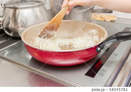 玉ねぎを炒める女性 玉ねぎを炒める女性 58345781