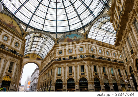 ミラノ ヴィットーリオ・エマヌエーレ2世のガッレリア 曇天 58347034