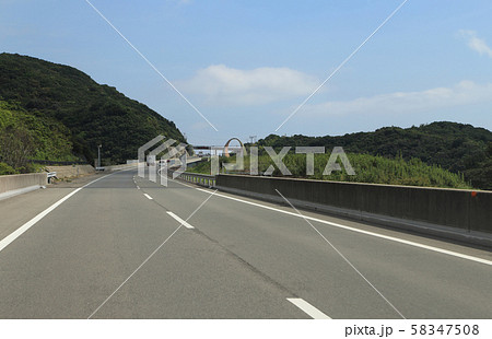 神戸淡路鳴門自動車道上り線、東浦IC北側に設置された東経135子午線モニュメント 神戸淡路鳴門自動車道上り線、東浦IC北側に設置された東経135子午線モニュメント 58347508