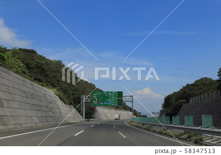 神戸淡路鳴門自動車道上り線、明石海峡大橋手前の図形情報板と道路情報板 58347513