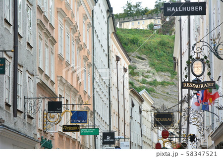 ゲトライデ通り　旧市街　ザルツブルク （オーストリア） 58347521