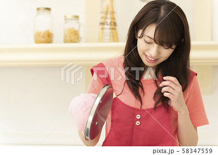 家事 家事代行 家政婦 女性 料理 家事 家事代行 家政婦 女性 料理 58347559