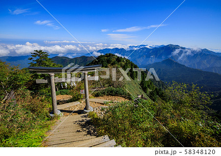 《愛媛県 石鎚山》 日本百名山 ニの鎖元小屋近くの鳥居 《愛媛県 石鎚山》 日本百名山 ニの鎖元小屋近くの鳥居 58348120