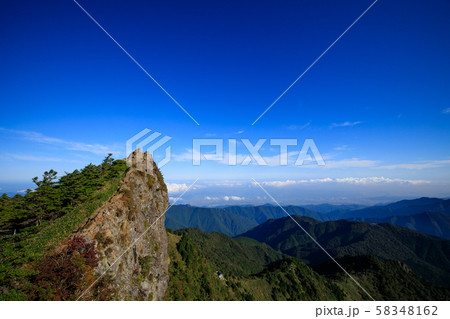 《愛媛県 石鎚山》 日本百名山 石鎚山南尖鋒から天狗岳と稜線ルート 58348162