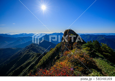 《愛媛県 石鎚山》 日本百名山 石鎚山の紅葉と青空 58348169