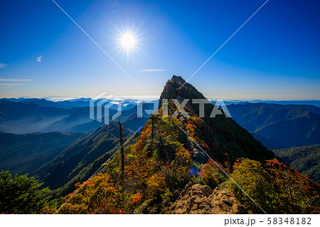 《愛媛県 石鎚山》 日本百名山 石鎚山の紅葉と青空 58348182