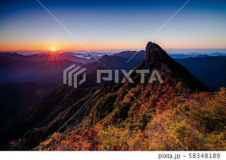 《愛媛県 石鎚山》 日本百名山 紅葉の石鎚山山頂からの日の出 《愛媛県 石鎚山》 日本百名山 紅葉の石鎚山山頂からの日の出 58348189
