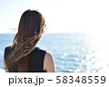 海を眺める女性 58348559