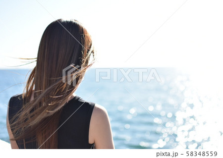 海を眺める女性 海を眺める女性 58348559