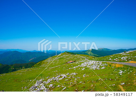 秋晴れの四国カルスト 58349117