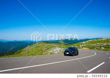 秋晴れの四国カルスト 58349118