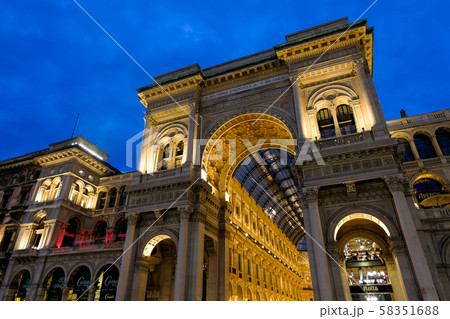 ミラノ ドゥオモ広場 ヴィットーリオ・エマヌエーレ2世のガッレリア 夜景 ミラノ ドゥオモ広場 ヴィットーリオ・エマヌエーレ2世のガッレリア 夜景 58351688
