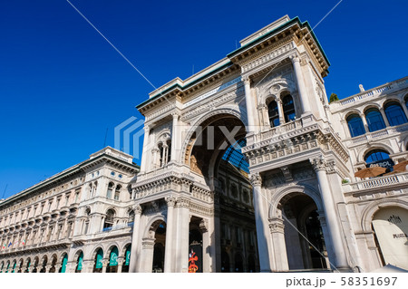 ミラノ ドゥオモ広場 ヴィットーリオ・エマヌエーレ2世のガッレリア ミラノ ドゥオモ広場 ヴィットーリオ・エマヌエーレ2世のガッレリア 58351697