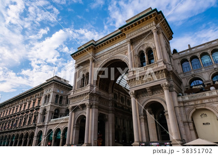 ミラノ ドゥオモ広場 ヴィットーリオ・エマヌエーレ2世のガッレリア ミラノ ドゥオモ広場 ヴィットーリオ・エマヌエーレ2世のガッレリア 58351702