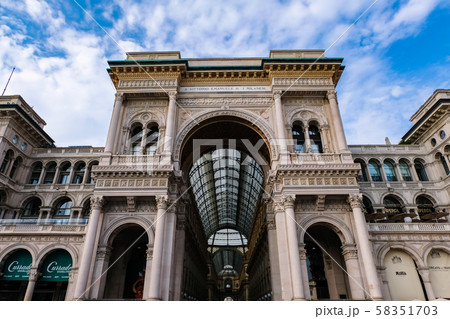 ミラノ ドゥオモ広場 ヴィットーリオ・エマヌエーレ2世のガッレリア 58351703