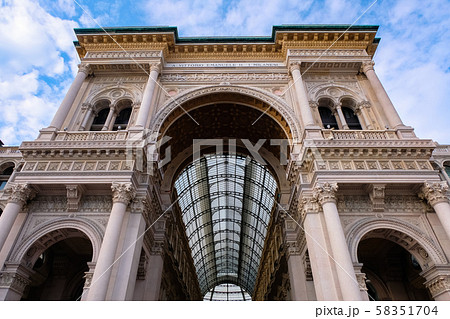 ミラノ ドゥオモ広場 ヴィットーリオ・エマヌエーレ2世のガッレリア ミラノ ドゥオモ広場 ヴィットーリオ・エマヌエーレ2世のガッレリア 58351704